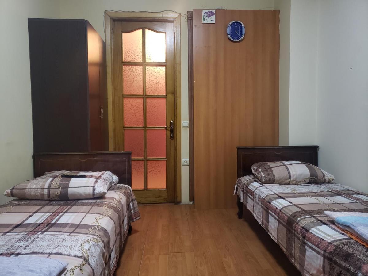 Intercity Hostel Batoemi Buitenkant foto